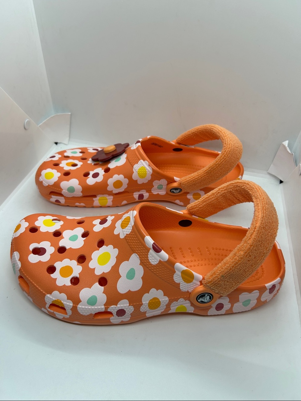 Crocs Classic Terry Cloth Clog Size 12 Unisex Orange And White Daisy Flower - Picture 2 of 12